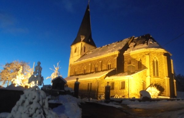 hell angeleuchtete Kirche in Reifferscheid im Winter