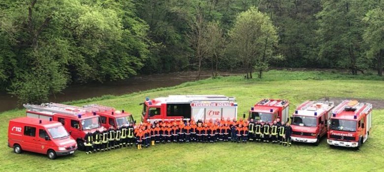 Gruppenbild Feuerwehrleute und Feuerwehrautos