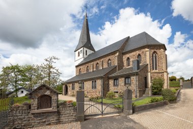 Ansicht auf die Kirche in Reifferscheid mit Kirchturm